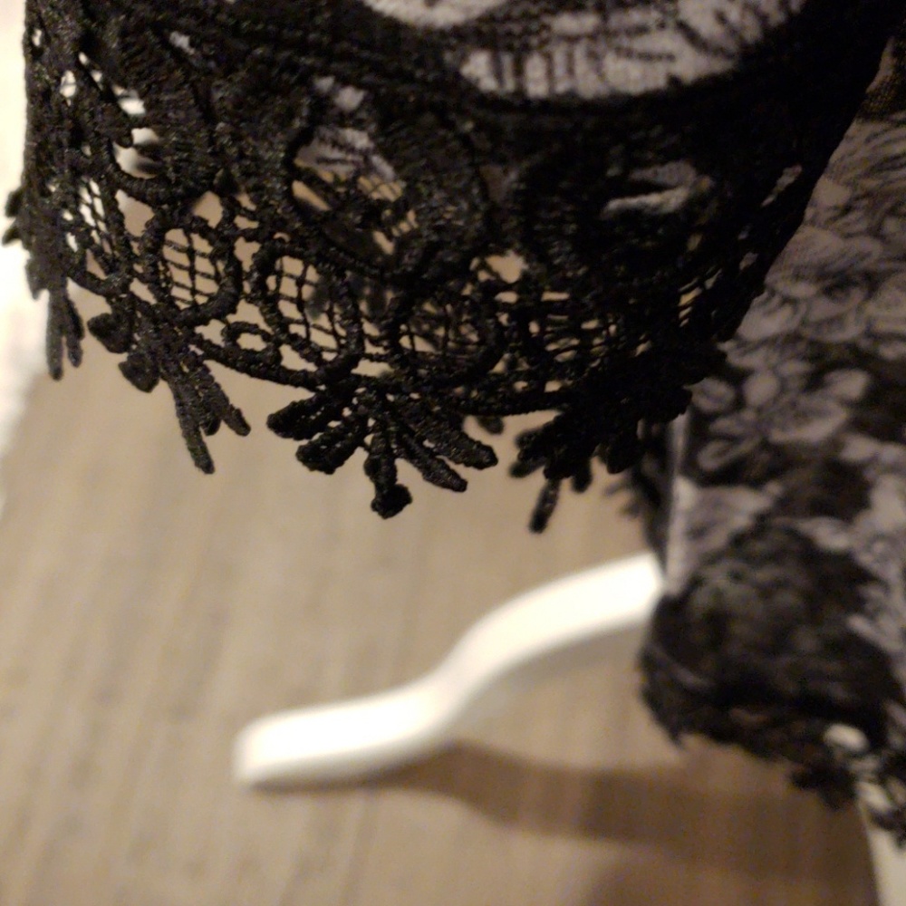 Black with white floral design - Picture 3 of 4